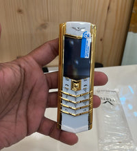 Vertu Signatur e White 18Ct Gold Keypad Model