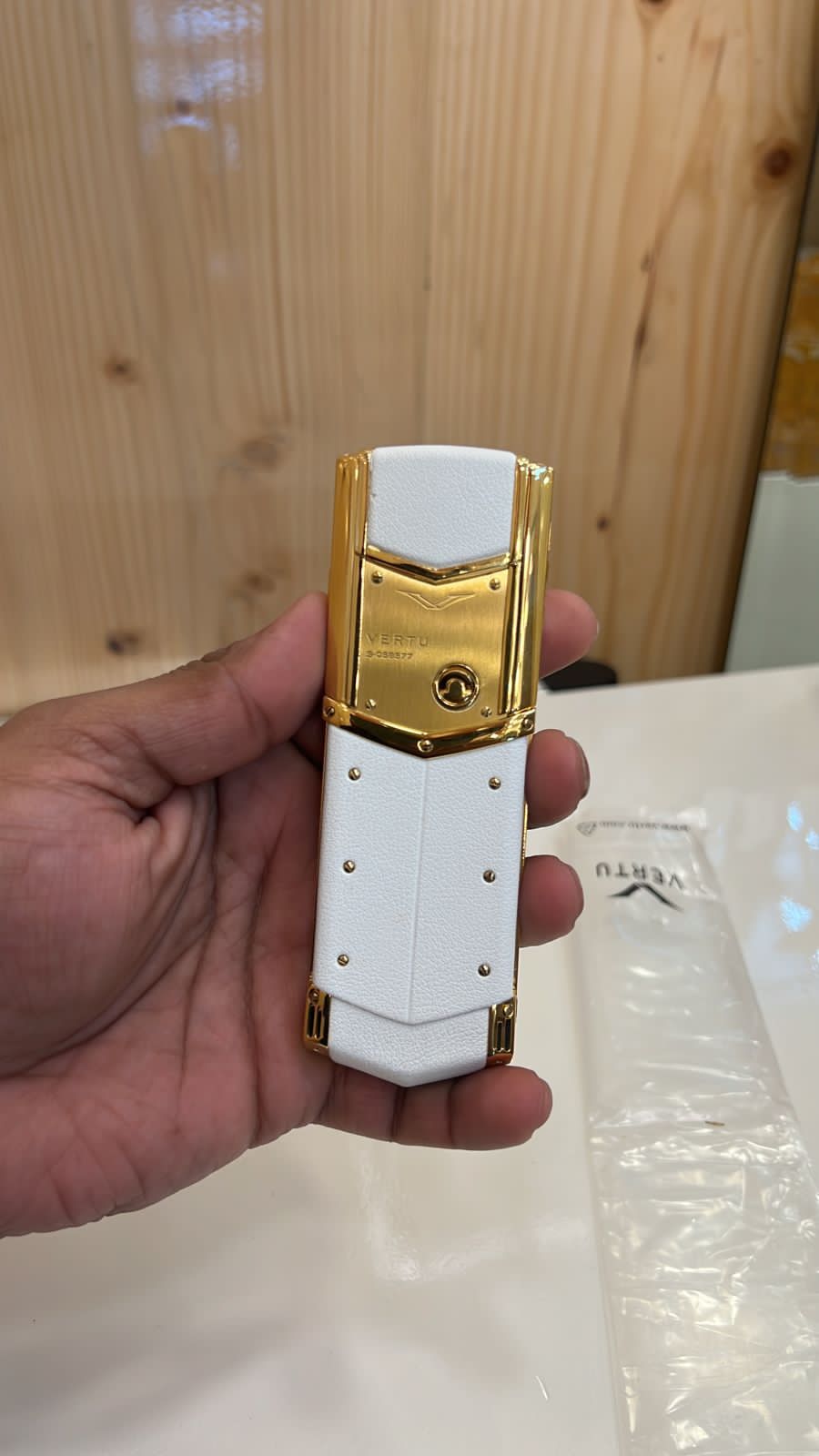 Vertu Signatur e White 18Ct Gold Keypad Model